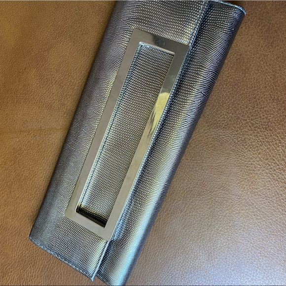 🍒 3 for $10 sale 🍒 Silver metallic clutch - Picture 3 of 4